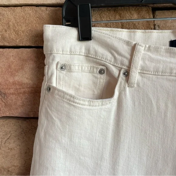 Calvin Klein Jeans High Rise 90’s Fit Ivory Denim Jeans NWT Women 29, 30 - Picture 3 of 16